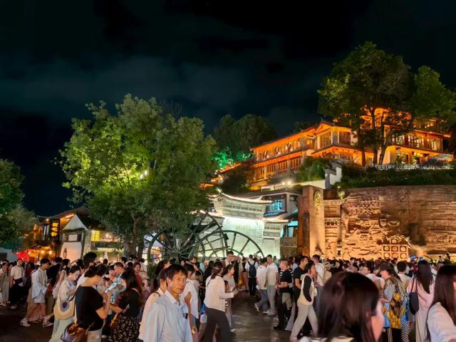 逃离40℃高温!我在丽江20℃的夏夜里,找到了最治愈的人间烟火