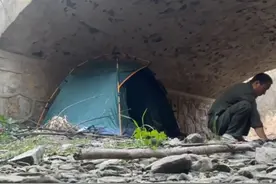 江西夫妻在桥洞安家，蜗居10年生4个孩子，曝光后才不得已回老家图片