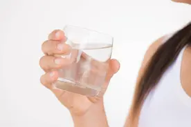 头脑混沌？一杯清水助你恢复清醒！图片