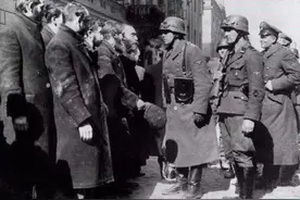 同样都是白种人，德国纳粹是如何区分犹太人的？脱了裤子检查即可图片