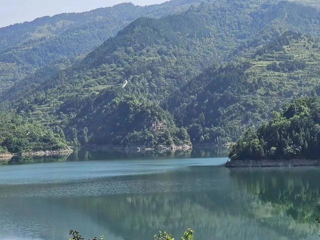 深山藏翡翠秘境！这片山水把夏日浪漫展现