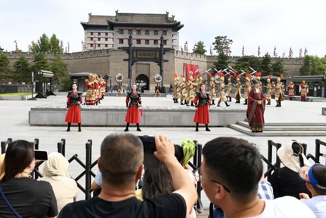 暑假西安城墙旅游热 迎宾开城仪式带领“穿越古今”
