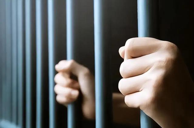 又揪出来一个巨贪，金额高达9.7亿，首富夫人郝斌跨境逃亡失败了