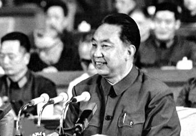 她15岁入党，18岁和主席结婚，如今仍健在，却几乎不出来露面