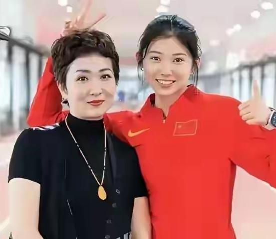 吴艳妮的妈妈长得真漂亮，原来艳妮的美貌遗传了妈妈！