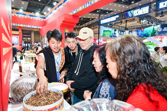 昌都携非遗亮相西旅会 唐卡、藏香等“圈粉”重庆市民