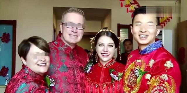 英国美女远嫁中国5年，生下2个孩子后，哭着说：再也不想回去了