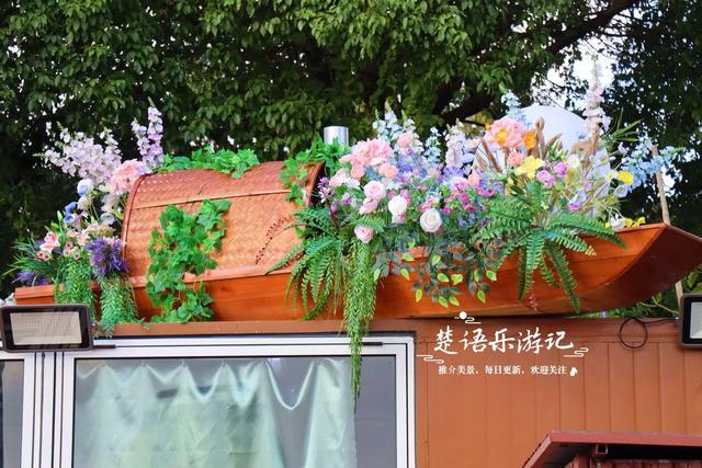 宁波镇海的沿江景观带，没有粉黛花海但是景色很美，非常值得游玩