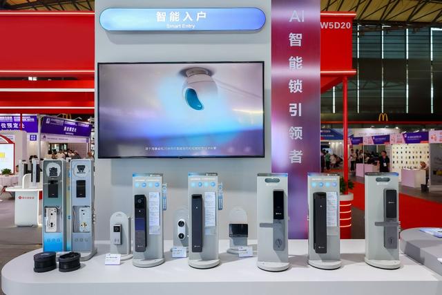 萤石 AI 智能锁强势登陆 2025 五金展：Y5000FVX 系列双产品亮相