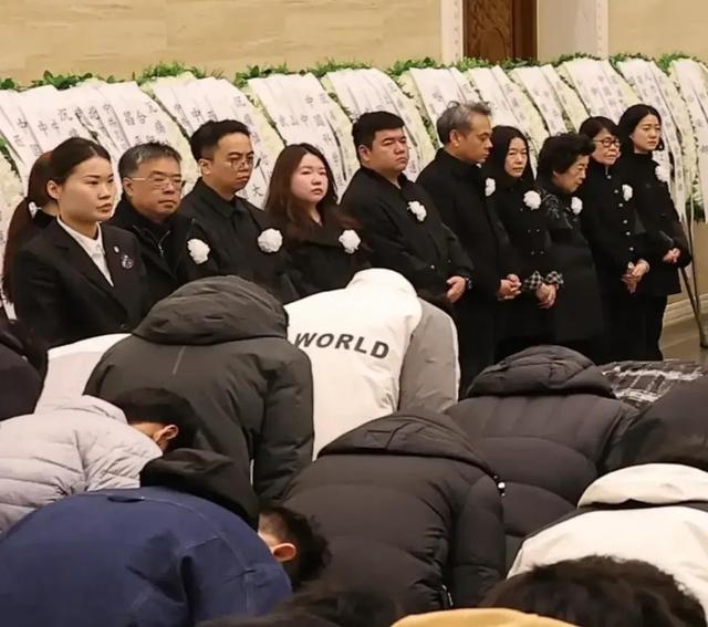 翁帆送别杨振宁，她比杨家人更伤心	，她的肌肤白皙依然年轻