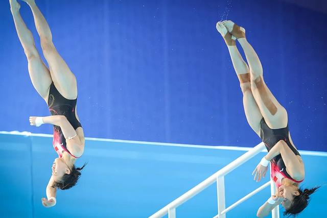 陈芋汐掌敏洁获全运会女双10米台冠军，全红婵带伤出战获第五，此前教练说“她每天都疼得不得了”