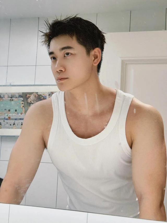 清爽旅行健身博主网红，这188cm身材还要什么腹肌