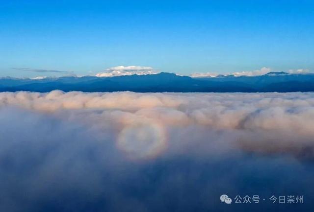 日出 + 云海 + 雪山，今天的崇州主打一个美！