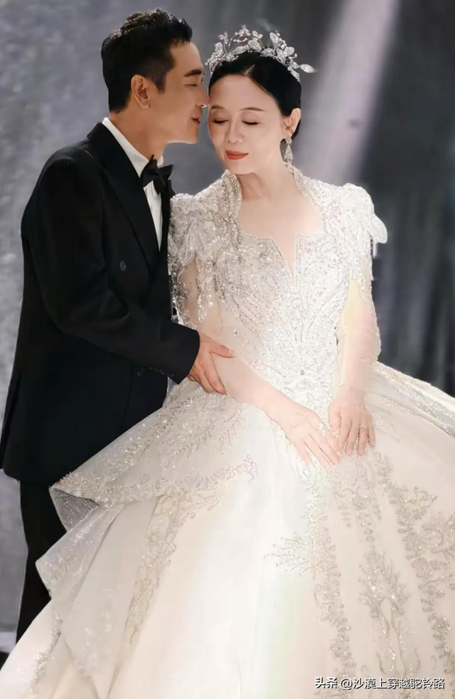太甜了！63岁演员吴琼和48岁老公拍婚照，结婚21年仍如初恋