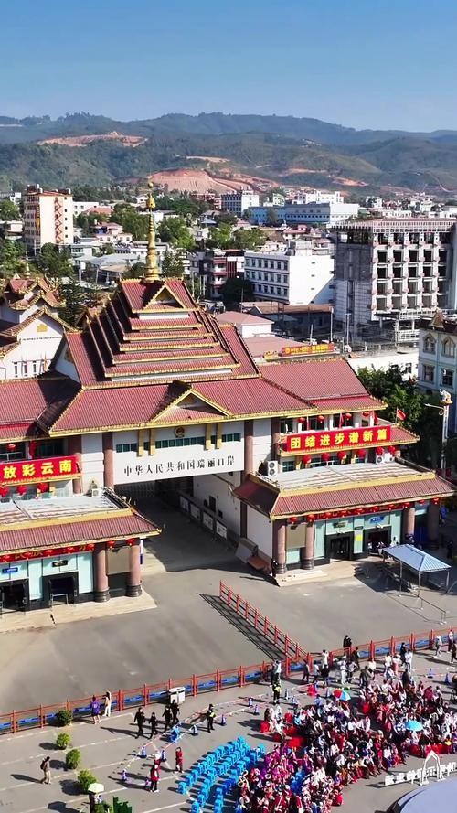 中国的一块飞地，紧邻缅甸到处是外国车，10米高的界墙安全感十足