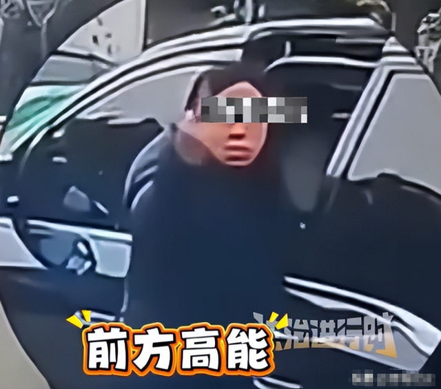女子违停竖中指挑衅被撞：正脸被扒已社死	，内情流出，司机疑发声