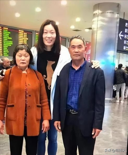女排名将朱婷：身高1米98，父亲想让她嫁个比他高的，不嫁外国人
