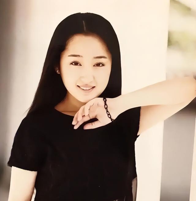 善恶终有报，53岁不婚不育的杨钰莹，原来早已经上了另一条大道！