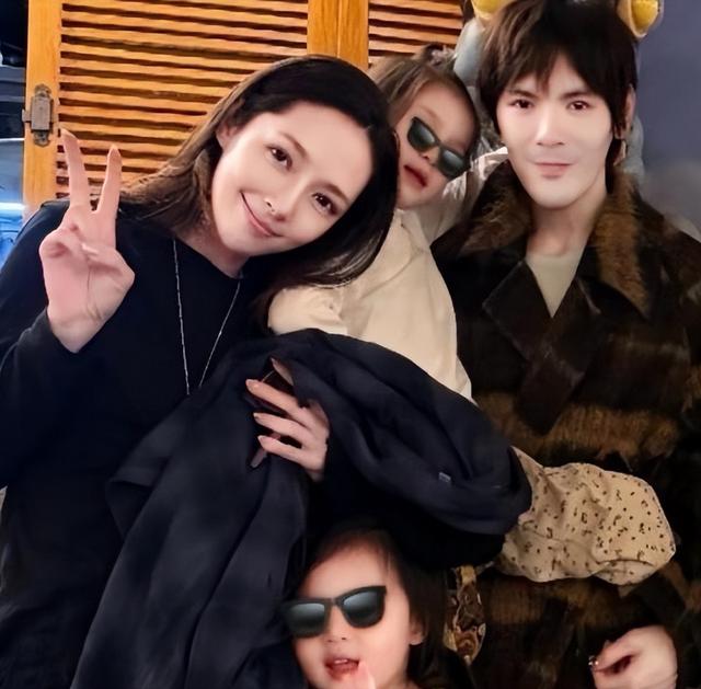 香港街头偶遇郭碧婷向佐，两人恩爱同框，向佐正常穿衣变清爽帅气