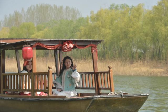 滕州微山湖红荷湿地:乐享双十一，“荷”你游湿地