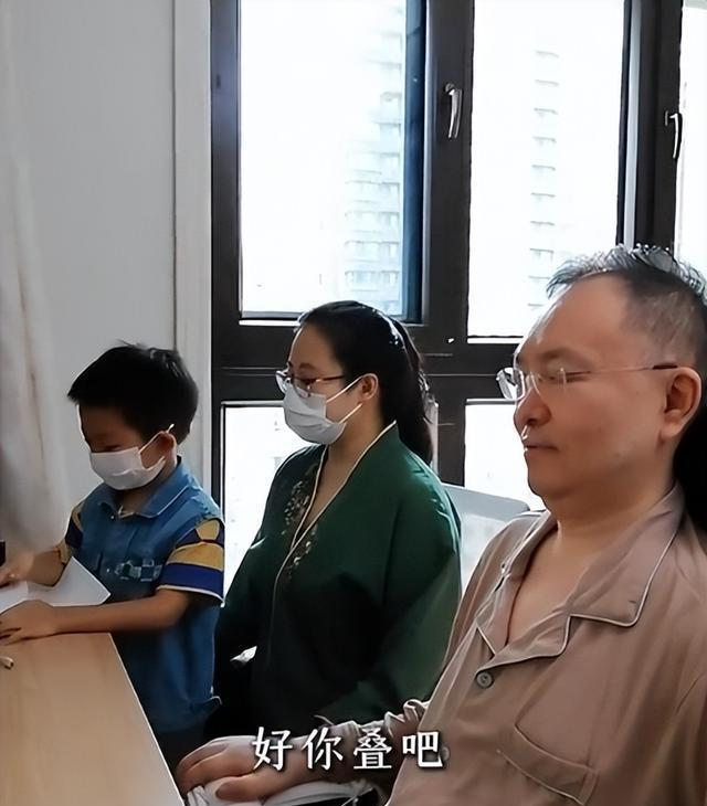 蔡磊传出好消息！终于能下楼溜达；见到儿子笑了，爷俩靠镜子交流