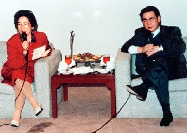 李鹏总理有多帅？1965年和两个儿子的合影，他长相出众，气质不凡