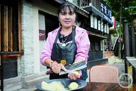 手板心里切土豆，你见过没有？重庆一餐馆阿姨凭“本事”走红网络图片