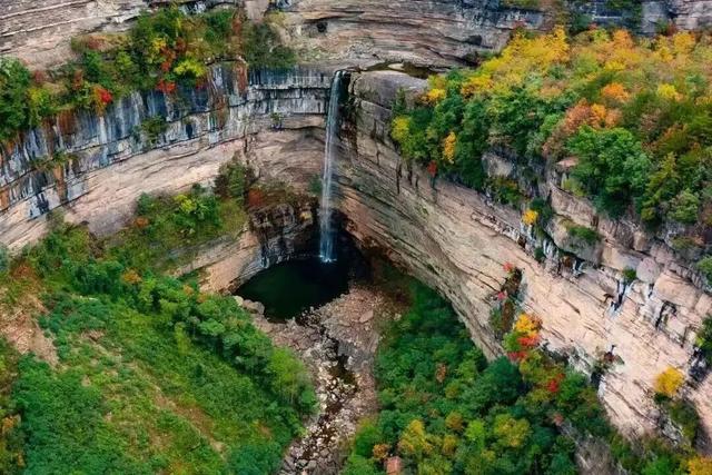 成都出发2.5h刹拢最绝红叶之城！秋色媲美九寨，一城吃够三省美食！更有山林温泉泡过瘾！
