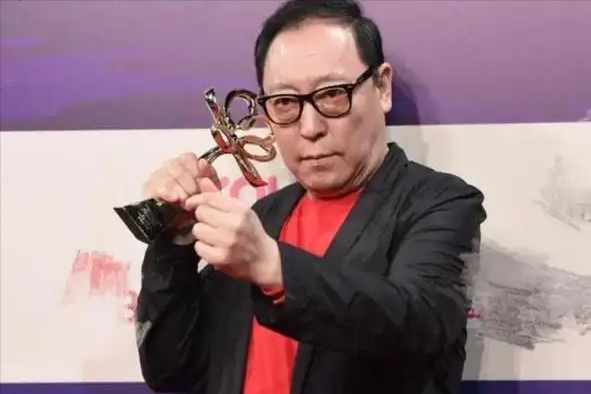 原来她是倪大红的妻子，难怪65岁还在内娱活跃，娶一个贤妻旺三代