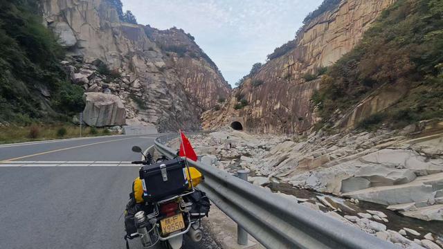 赏秋秦岭，摩旅商洛（11）过商洛，偶然进入蓝小路，露营蓝田县