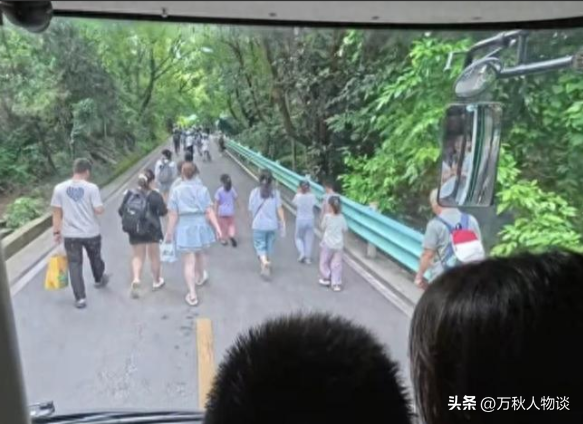 狂妄！黄果树瀑布景区一群人肉身堵车，态度十分嚣张，致交通瘫痪