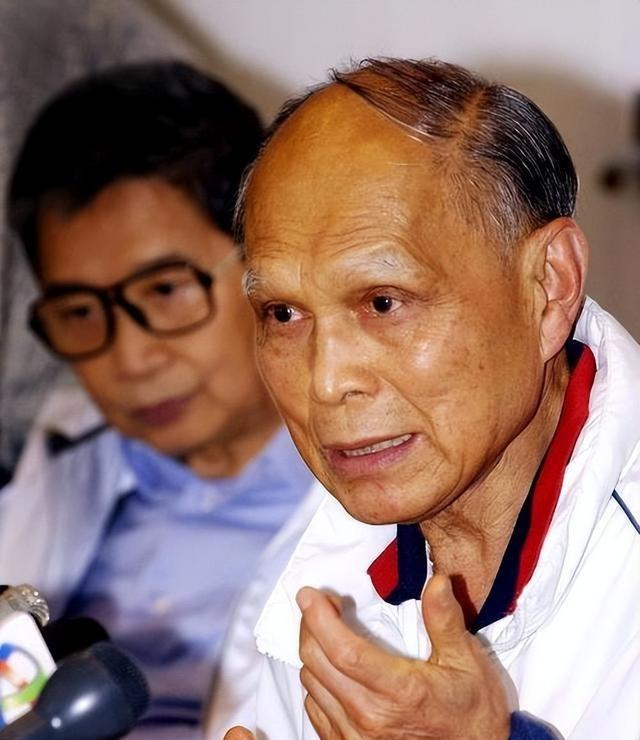 阅兵临近，霍家三父子一张北京合照暴露真实处境，目的果然不一般