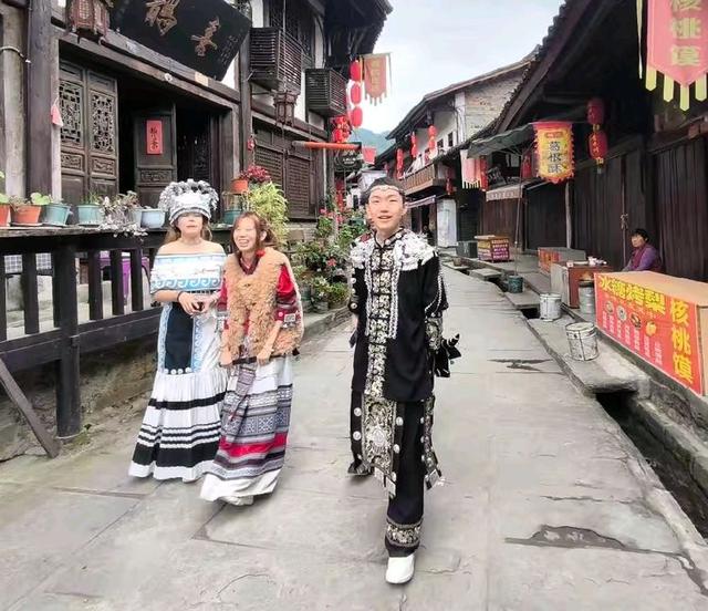 游览汉中市的青木川古镇
