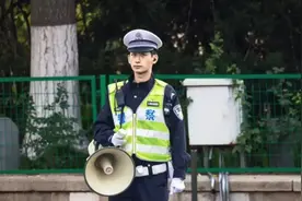 走红的天津交警小哥，是他！网友：来天津的理由+1图片
