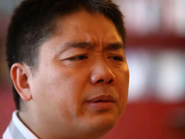 担心的事还是发生！刘强东发年货刚开始	，老父亲就走上大衣哥老路