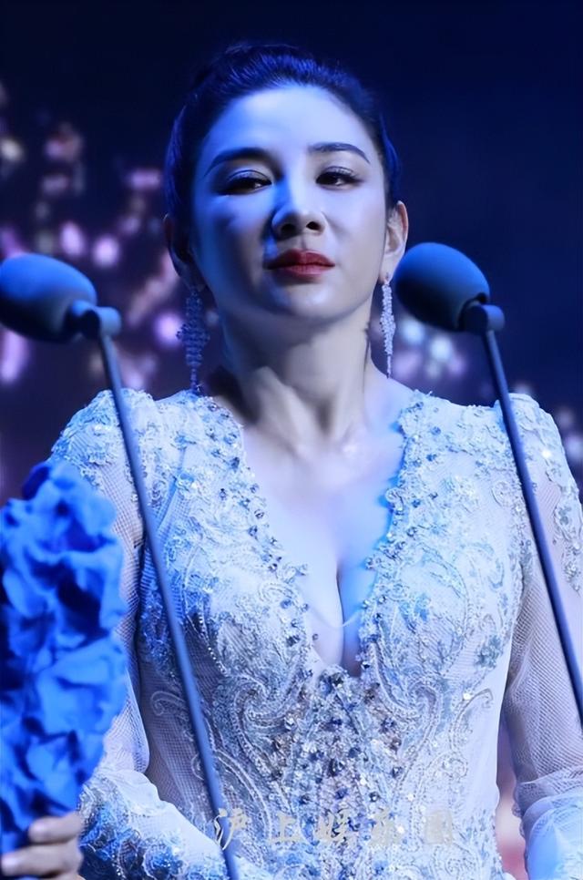 北京红毯太真实	，杨颖险些走光，钟丽缇挤出副乳，张雪迎脸僵肿