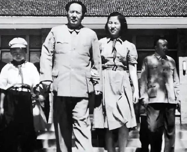 这是85岁的李讷近照，注意看她的坐姿	，终于知道她为何没去纪念堂