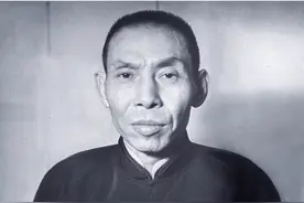 杜月笙临死前烧掉所有欠条,家人反对,他怒吼:我这是救你们的命图片