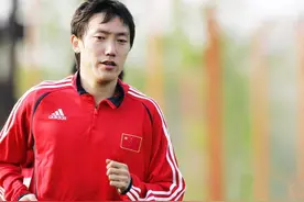 世青赛一战成名，被评为 明日之星！ 试训热刺，21岁入选世界杯名单图片