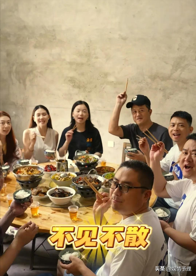 53岁李亚鹏现状：公司狂赚70亿，却住乡下吃野菜，小娇妻不离不弃