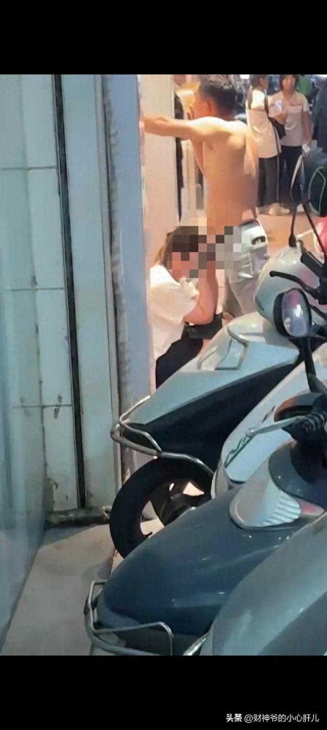 男女闹市街头不雅行为，男子抽烟很享受，现场围观者还有很多儿童