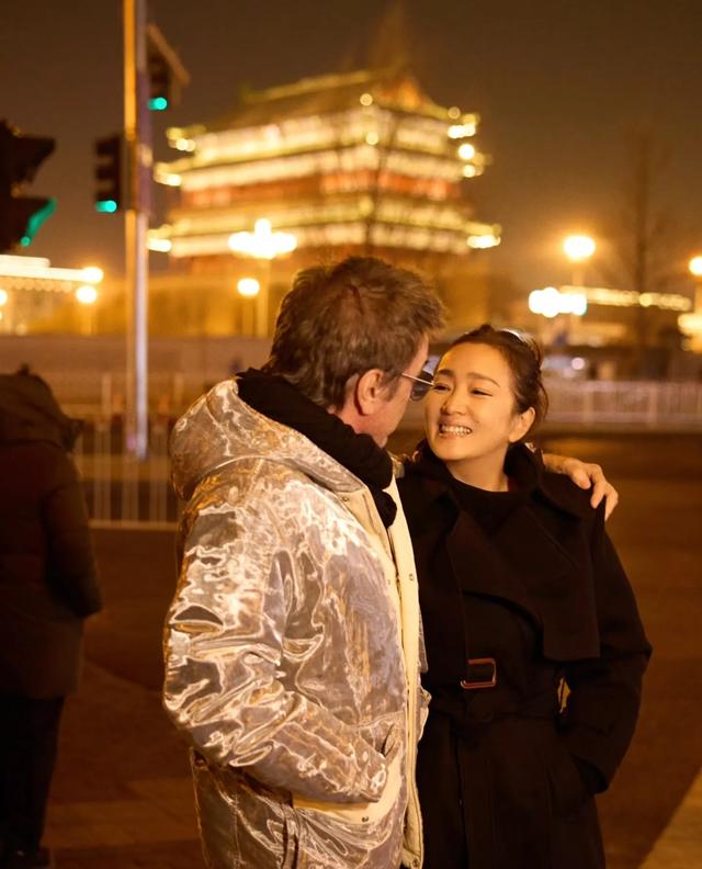 巩俐挽着老公逛北京，59岁拥有紧致小脸	，77岁老公更是帅得离谱