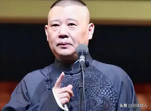 姜昆国外过圣诞仅一天，恶心的一幕出现，郭德纲的话含金量还在升