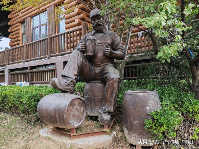 泰安西南有一个体育公园，犹如大草原，紧邻一座文旅商业综合体