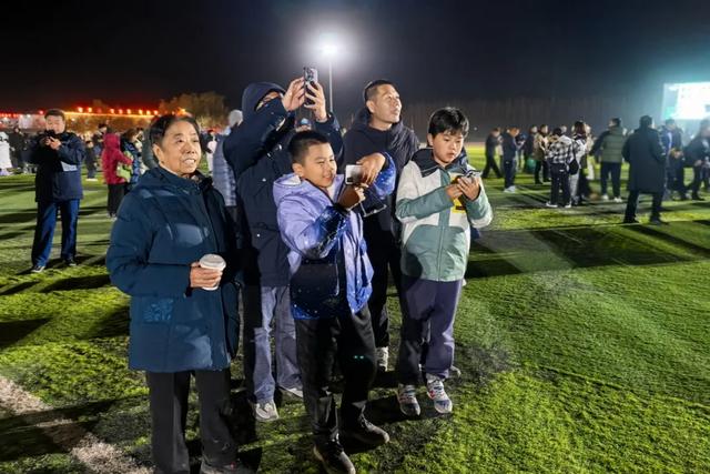 神舟二十一额济纳冲天！航天爱好者与各族群众共襄盛举