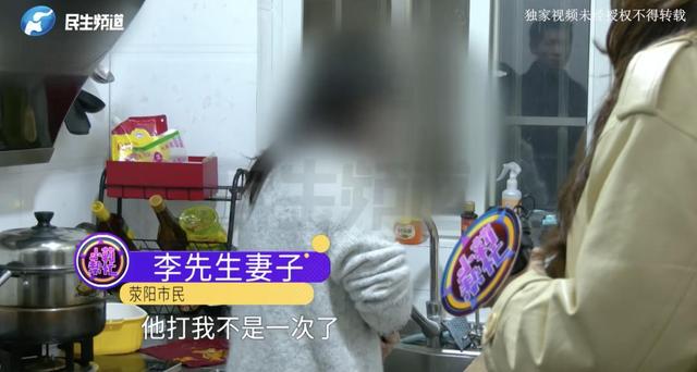 “太恶心了！	”男子回家发现床上躺着一对陌生男女，女的在被窝里	，男的还打招呼！妻子回应