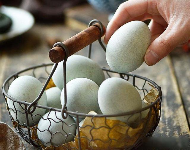 买皮蛋，要分清“溏心”和“砂心”，差距挺大，弄懂再买心有底