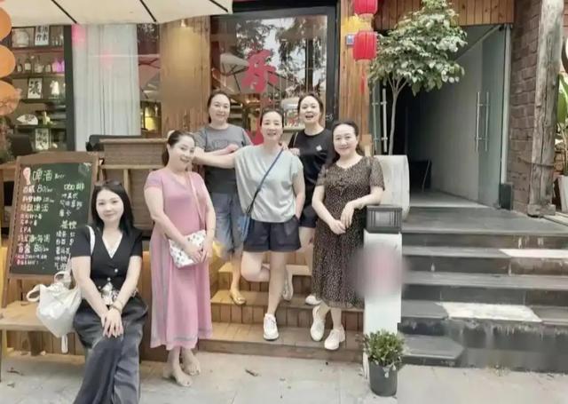 她是国家一级女演员，多次给丈夫戴绿帽，重病丈夫坐轮椅也不离婚