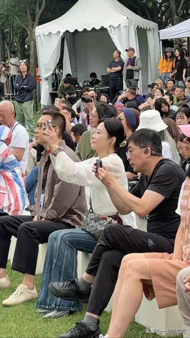 在阿那亚偶遇郝蕾，大眼睛， 长得太周正了，一副国泰民安的脸