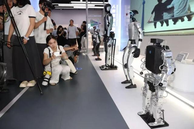 硬核北京 | 2025世界机器人大会“破圈”，工业智能、康养科技… 亦庄上演“机器人总动员”